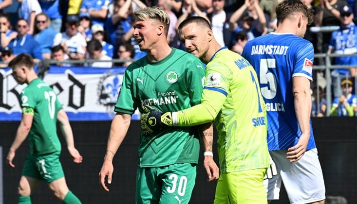 05 04 2025 Soccer Season 2024 2025 2 Soccer Bundesliga 28 Matchday SV Darmstadt 98 Lilien SpVgg Greuther Fürth Kleeblatt Sportfoto Zink xwoxzix DFL regulations prohibit any use of photographs as image sequences and or quasi video only for editorial use Felix Klaus 30, SpVgg Greuther Fürth Marcel Schuhen 1, SV Darmstadt 98 D98 SV98 after the end of the match