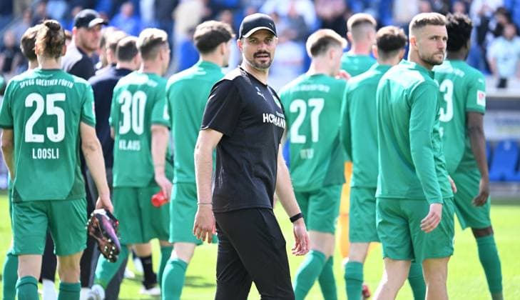 05 04 2025 Soccer Season 2024 2025 2 Soccer Bundesliga 28 Matchday SV Darmstadt 98 Lilien SpVgg Greuther Fürth Kleeblatt Sportfoto Zink xwoxzix DFL regulations prohibit any use of photographs as image sequences and or quasi video only for editorial use Stefan Kleineheismann Co Trainer SpVgg Greuther Fürth looks to Greutherfürthfans Fans Fanblock Kleeblattfans after the end of the match