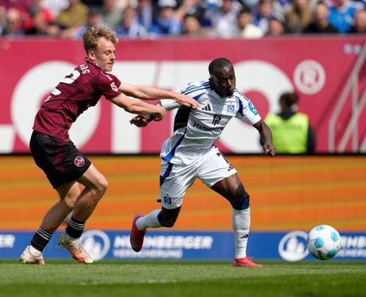 Tim Janisch 1 FC Nuernberg, 32 vs Jean Luc Dompe Hamburger SV, 7 GER, 1 FC Nuernberg vs Hamburger SV, 2 Bundesliga, 28 Matchday, Season 2024 2025, 05 04 2025 DFL REGULATIONS PROHIBIT ANY USE OF PHOTOGRAPHS AS IMAGE SEQUENCES AND OR QUASI VIDEO GER, 1 FC Nuernberg vs Hamburger SV, 2 Bundesliga, 28 Matchday, Season 2024 2025, 05 04 2025 Nuernberg Copyright: xEibner-Pressefoto ScottxColemanx EP_SCN