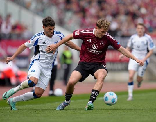William Mikelbrencis Hamburger SV, 2 vs Tim Janisch 1 FC Nuernberg, 32 GER, 1 FC Nuernberg vs Hamburger SV, 2 Bundesliga, 28 Matchday, Season 2024 2025, 05 04 2025 DFL REGULATIONS PROHIBIT ANY USE OF PHOTOGRAPHS AS IMAGE SEQUENCES AND OR QUASI VIDEO GER, 1 FC Nuernberg vs Hamburger SV, 2 Bundesliga, 28 Matchday, Season 2024 2025, 05 04 2025 Nuernberg Copyright: xEibner-Pressefoto ScottxColemanx EP_SCN