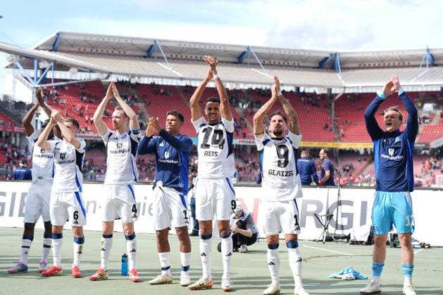 Hamburger SV players celebrate with fans after the match GER, 1 FC Nuernberg vs Hamburger SV, 2 Bundesliga, Matchday 28, Season 2024 2025, 05 04 2025 DFL REGULATES PROHIBIT ANY USE OF PHOTOGRAPHS AS IMAGE SEQUENCES AND OR QUASI VIDEO GER, 1 FC Nuernberg vs Hamburger SV, 2 Bundesliga, Matchday 28, Season 2024 2025, 05 04 2025 Nuernberg Copyright: xEibner-Pressefoto ScottxColemanx EP_SCN