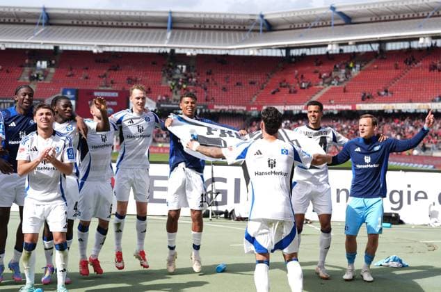 Hamburger SV players dance with a sign reading Free Vuskovic referring to the Croatian international who is currently serving a four-year ban from the league GER, 1 FC Nuernberg vs Hamburger SV, 2 Bundesliga, 28 Matchday, Season 2024 2025, 05 04 2025 DFL REGULATES PROHIBIT ANY USE OF PHOTOGRAPHS AS IMAGE SEQUENCES AND OR QUASI VIDEO GER, 1 FC Nuernberg vs Hamburger SV, 2 Bundesliga, 28 Matchday, Season 2024 2025, 05 04 2025 Nuernberg Copyright: xEibner-Pressefoto ScottxColemanx EP_SCN