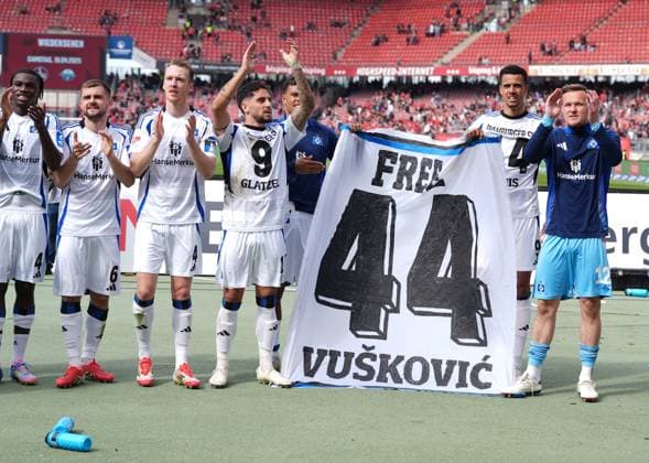 Hamburger SV players hold a sign reading Free Vuskovic, referring to the Croatian international who is currently serving a four-year ban from the league GER, 1 FC Nuernberg vs Hamburger SV, 2 Bundesliga, 28 Matchday, Season 2024 2025, 05 04 2025 DFL REGULATIONS PROHIBIT ANY USE OF PHOTOGRAPHS AS IMAGE SEQUENCES AND OR QUASI VIDEO GER, 1 FC Nuernberg vs Hamburger SV, 2 Bundesliga, 28 Matchday, Season 2024 2025, 05 04 2025 Nuernberg Copyright: xEibner-Pressefoto ScottxColemanx EP_SCN