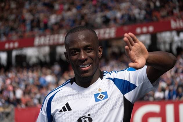 05 04 2025, xhfmx, Soccer 2 Bundesliga, 1 FC Nuernberg Hamburger SV Jean Luc Dompe Hamburger SV after his substitution while running past the HSV fans DFL DFB REGULATIONS PROHIBIT ANY USE OF PHOTOGRAPHS as IMAGE SEQUENCES and or QUASI VIDEO Nuernberg