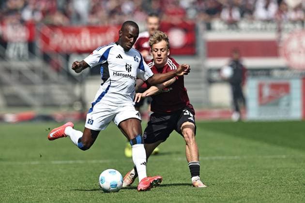 Jean Luc Dompe, HSV, and Tim Janisch, FCN, in the second round match of the 2024 2025 season between 1 FC Nuremberg and Hamburger Sportverein 0 3 in Nuremberg 05 04 2025
