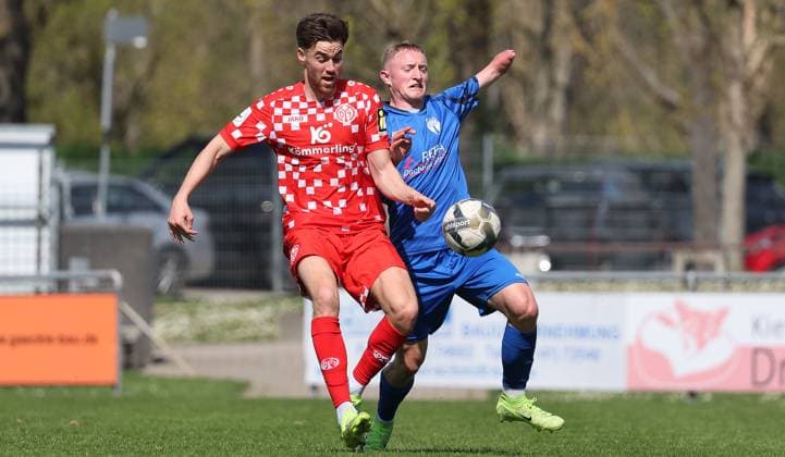 Freiberg , Soccer Regionalliga Südwest SGV Freiberg vs 1 FSV Mainz 05 II , from left David Mamutovic Mainz Mike Manegold Freiberg