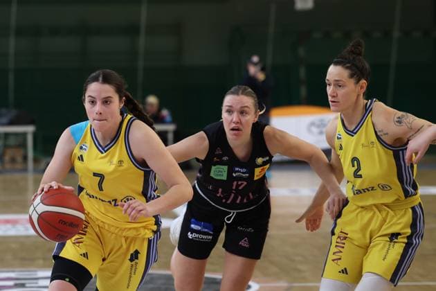 Leoni Kreyenfeld Alba Berlin Women, 07 with the ball,GABIJA MEÅ KONYTÄ- Saarlouis Royals, 17 comes too late, Alba Women vs Saarlouis Royals , 1 Bundesliga, DBBL Playoffs, Semifinal 1, 05 04 2025 Berlin Berlin Germany Copyright: xFootbowl ThomasxSobotzkix