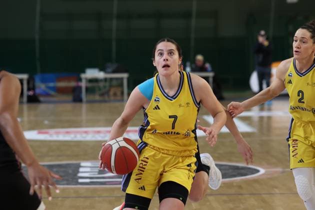 Leoni Kreyenfeld Alba Berlin Women, 07 with the ball, she fixes the basket, Alba Women vs Saarlouis Royals , 1 Bundesliga, DBBL Playoffs, Semifinal 1, 05 04 2025 Berlin Berlin Germany Copyright: xFootbowl ThomasxSobotzkix