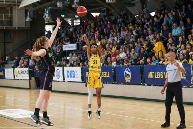 Deeshyra Thomas Alba Berlin Women, 21 with the ball throw, Alba Women vs Saarlouis Royals , 1 Bundesliga, DBBL Playoffs, Semifinal 1, 05 04 2025 Berlin Berlin Germany Copyright: xFootbowl ThomasxSobotzkix