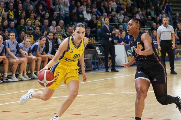 Maggie Mulligan Alba Berlin Damen, 00 dribbling with the ball,erika davenport Saarlouis Royals, 12 tries to fend off, Alba Damen vs Saarlouis Royals , 1 Bundesliga, DBBL Playoffs, Semifinal 1, 05 04 2025 Berlin Berlin Germany Copyright: xFootbowl ThomasxSobotzkix