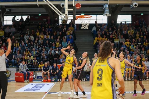 Maggie Mulligan Alba Berlin Women, 00 after basket shot, see if the ball hits Alba Women vs Saarlouis Royals , 1 Bundesliga, DBBL Playoffs, Semifinal 1, 05 04 2025 Berlin Berlin Germany Copyright: xFootbowl ThomasxSobotzkix