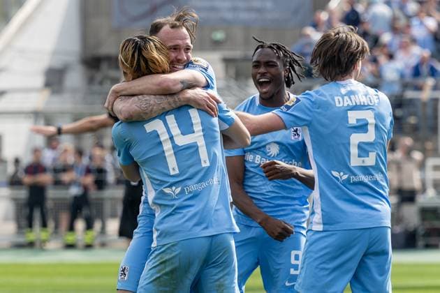 Sport Bilder des Tages Soichiro Kozuki (TSV 1860 Muenchen, 14), Dickson Abiama (TSV 1860 Muenchen, 9) und Tim Danhof (TSV 1860 Muenchen, 2) bejubeln mit Patrick Hobsch (TSV 1860 Muenchen, 34) dessen Tor zum 4:0. GER, TSV 1860 Muenchen vs. FC Energie Cottbus, Fussball, 3. Bundesliga, 31. Spieltag, Saison 2024 2025, 05.04.2025. (DFL DFB REGULATIONS PROHIBIT ANY USE OF PHOTOGRAPHS as IMAGE SEQUENCES and or QUASI-VIDEO). GER, TSV 1860 Muenchen vs. FC Energie Cottbus, Fussball, 3. Bundesliga, 31. Spieltag, Saison 2024 2025, 05.04.2025. Muenchen *** Soichiro Kozuki TSV 1860 Muenchen, 14 , Dickson Abiama TSV 1860 Muenchen, 9 and Tim Danhof TSV 1860 Muenchen, 2 celebrate with Patrick Hobsch TSV 1860 Muenchen, 34 his goal for 4 0 GER, TSV 1860 Muenchen vs FC Energie Cottbus, Soccer, 3 Bundesliga, 31 Matchday, Season 2024 2025, 05 04 2025 DFL DFB REGULATIONS PROHIBIT ANY USE OF PHOTOGRAPHS as IMAGE SEQUENCES and or QUASI VIDEO GER, TSV 1860 Muenchen vs FC Energie Cottbus, Football, 3 Bundesliga, 31 Matchday, Season 2024 2025, 05 04 2025 Muenchen Copyright: xEibner-Pressefoto HeikexFeinerx EP_HFR