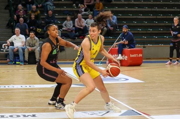 Theresa Simon Alba Berlin Women, 03 shoots back and looks for a partner, Alba Women vs Saarlouis Royals , 1 Bundesliga, DBBL Playoffs, Semifinal 1, 05 04 2025 Berlin Berlin Germany Copyright: xFootbowl ThomasxSobotzkix