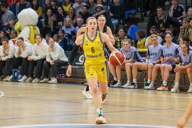 Tessa Stammberger Alba Berlin Women, 06 with the ball in the run, Alba Women vs Saarlouis Royals , 1 Bundesliga, DBBL Playoffs, Semifinal 1, 05 04 2025 Berlin Berlin Germany Copyright: xFootbowl ThomasxSobotzkix