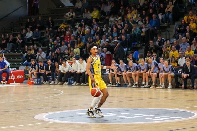 Deeshyra Thomas Alba Berlin Women, 21 dribbling with the ball, Alba Women vs Saarlouis Royals , 1 Bundesliga, DBBL Playoffs, Semifinal 1, 05 04 2025 Berlin Berlin Germany Copyright: xFootbowl ThomasxSobotzkix