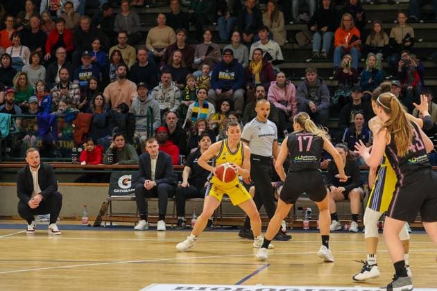 Theresa Simon Alba Berlin Women, 03 dribbling with the ball, Alba Women vs Saarlouis Royals , 1 Bundesliga, DBBL Playoffs, Semifinal 1, 05 04 2025 Berlin Berlin Germany Copyright: xFootbowl ThomasxSobotzkix
