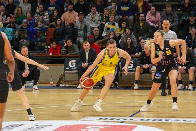 Theresa Simon Alba Berlin Women, 03 with the ball and the move to the basket, Alba Women vs Saarlouis Royals , 1 Bundesliga, DBBL Playoffs, Semifinal 1, 05 04 2025 Berlin Berlin Germany Copyright: xFootbowl ThomasxSobotzkix