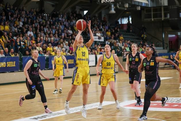 Lena Gohlisch Alba Berlin Women, 12 under the basket with the ball and the throw, Alba Women vs Saarlouis Royals , 1 Bundesliga, DBBL Playoffs, Semifinal 1, 05 04 2025 Berlin Berlin Germany Copyright: xFootbowl ThomasxSobotzkix