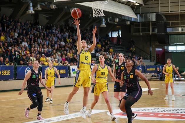 Lena Gohlisch Alba Berlin Women, 12 lifts the ball min the basket, Alba Women vs Saarlouis Royals , 1 Bundesliga, DBBL Playoffs, Semifinal 1, 05 04 2025 Berlin Berlin Germany Copyright: xFootbowl ThomasxSobotzkix