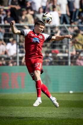 3 Liga FC Viktoria Köln SpVgg Unterhaching, 05 04 2025 Niklas May FC Viktoria Köln, 37 at header Cologne, 05 04 2025 31 Matchday of 3 Soccer League FC Viktoria Köln SpVgg Unterhaching at Sportpark Höhenberg in Cologne The DFL regulations prohibit the use of photographs as image sequences and or quasi videos Copyright: xBEAUTIFULxSPORTS AxelxKohringx