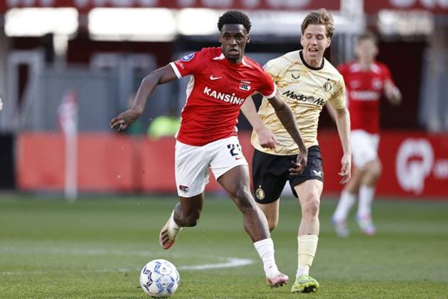 ALKMAAR - (l-r) Ernest Poku of AZ Alkmaar, Gijs Smal of Feyenoord during the Dutch Eredivisie match between AZ Alkmaar and Feyenoord Rotterdam at AFAS stadium on April 5, 2025 in Alkmaar, Netherlands. ANP MAURICE VAN STEEN Dutch Eredivisie 2024 25 xVIxANPxSportx xxANPxIVx 523841905 originalFilename: 523841905.jpg