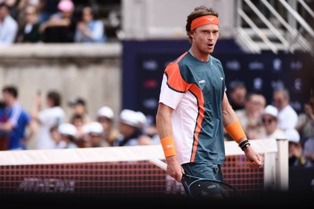 TENNIS : Bastide Medical UTS Nimes - 05 04 2025 NIMES, FRANCE : Casper RUUD Â« The Ice Man Â» (NOR) vs. Andrey RUBLEV Â« Rublo Â» lors de la demi-finale du Bastide Medical UTS Nimes, 2eme evenement du tournoi 2025 de l™Ultimate Tennis Showdown, le 5 avril 2025. NimesFrance  Copyright: xValentinaxClaretx