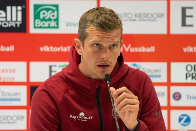 05.04.2025, xydrx, Fußball, Viktoria Köln - SpVgg Unterhaching , 3.Liga, Sportpark Höhenberg, Saison 2024 2025: Sven Bender (Cheftrainer SpVgg Unterhaching) bei der Pressekonferenz nach dem Spiel DFB regulations prohibit any use of photographs as image sequences and or quasi-video. Nordrhein-Westfahlen Deutschland *** 05 04 2025, xydrx, Football, Viktoria Köln SpVgg Unterhaching , 3 Liga, Sportpark Höhenberg, Saison 2024 2025 Sven Bender Head coach SpVgg Unterhaching at the press conference after the match DFB regulations prohibit any use of photographs as image sequences and or quasi video Nordrhein Westfahlen Germany