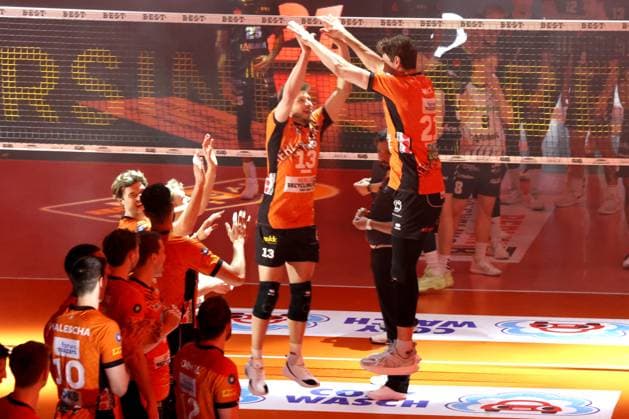 DEU, DVV, 1 VBL, BR Volleys vs Helios Grizzlys Giesen, 05 04 2025, Max Schmeling Halle, Berlin, DEU, DVV, 1 VBL, BR Volleys vs Helios Grizzlys Giesen, in the picture Ruben Schott BR Volleys 13 , Tobias Krick BR Volleys 21 Photo Juergen Engler nordphoto GmbH nordphotoxGmbHx xEngler nph00076