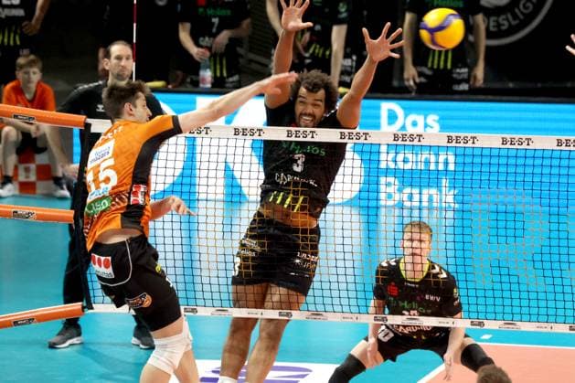 DEU, DVV, 1 VBL, BR Volleys vs Helios Grizzlys Giesen, 05 04 2025, Max Schmeling Halle, Berlin, DEU, DVV, 1 VBL, BR Volleys vs Helios Grizzlys Giesen, in the picture Moritz Reichert BR Volleys 15 , MITCH AHYI Giesen 3 Foto Juergen Engler nordphoto GmbH nordphotoxGmbHx xEngler nph00076