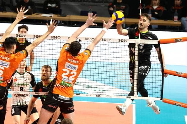 DEU, DVV, 1 VBL, BR Volleys vs Helios Grizzlys Giesen, 05 04 2025, Max Schmeling Halle, Berlin, DEU, DVV, 1 VBL, BR Volleys vs Helios Grizzlys Giesen, in the picture Jake Hanes BR Volleys 22 , Jori Mantha Giesen 13 Photo Juergen Engler nordphoto GmbH nordphotoxGmbHx xEngler nph00076