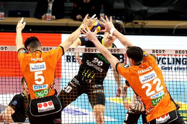 DEU, DVV, 1 VBL, BR Volleys vs Helios Grizzlys Giesen, 05 04 2025, Max Schmeling Halle, Berlin, DEU, DVV, 1 VBL, BR Volleys vs Helios Grizzlys Giesen, in the picture Nehemiah Mote BR Volleys 5 , Jake Hanes BR Volleys 22 , Ethan Champlin Giesen 20 Foto Juergen Engler nordphoto GmbH nordphotoxGmbHx xEngler nph00076