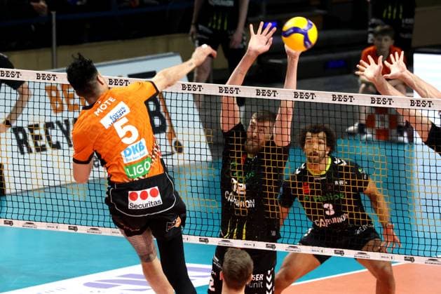 DEU, DVV, 1 VBL, BR Volleys vs Helios Grizzlys Giesen, 05 04 2025, Max Schmeling Halle, Berlin, DEU, DVV, 1 VBL, BR Volleys vs Helios Grizzlys Giesen, in the picture Nehemiah Mote BR Volleys 5 , Jakob Guenthoer Giesen 12 , MITCH AHYI Giesen 3 Foto Juergen Engler nordphoto GmbH nordphotoxGmbHx xEngler nph00076