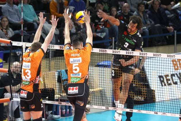 DEU, DVV, 1 VBL, BR Volleys vs Helios Grizzlys Giesen, 05 04 2025, Max Schmeling Halle, Berlin, DEU, DVV, 1 VBL, BR Volleys vs Helios Grizzlys Giesen, in the picture Ruben Schott BR Volleys 13 , Nehemiah Mote BR Volleys 5 , MITCH AHYI Giesen 3 Foto Juergen Engler nordphoto GmbH nordphotoxGmbHx xEngler nph00076