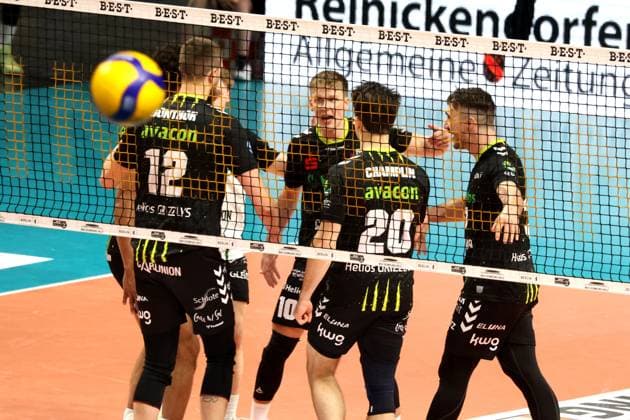 DEU, DVV, 1 VBL, BR Volleys vs Helios Grizzlys Giesen, 05 04 2025, Max Schmeling Halle, Berlin, DEU, DVV, 1 VBL, BR Volleys vs Helios Grizzlys Giesen, in the picture Gießen players circle Photo Juergen Engler nordphoto GmbH nordphotoxGmbHx xEngler nph00076