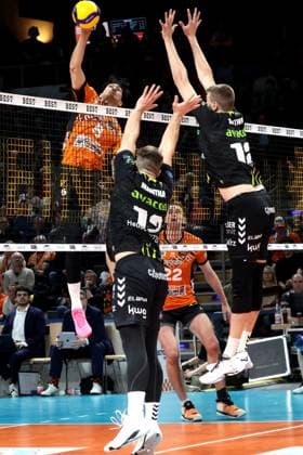 DEU, DVV, 1 VBL, BR Volleys vs Helios Grizzlys Giesen, 05 04 2025, Max Schmeling Halle, Berlin, DEU, DVV, 1 VBL, BR Volleys vs Helios Grizzlys Giesen, in the picture Nehemiah Mote BR Volleys 5 , Jori Mantha Giesen 13 , Jakob Guenthoer Giesen 12 Foto Juergen Engler nordphoto GmbH nordphotoxGmbHx xEngler nph00076