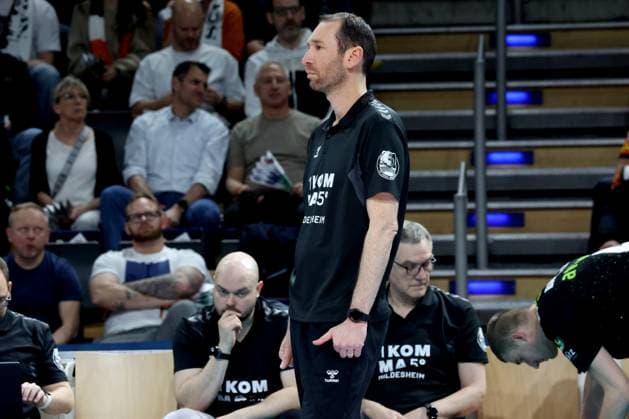DEU, DVV, 1 VBL, BR Volleys vs Helios Grizzlys Giesen, 05 04 2025, Max Schmeling Halle, Berlin, DEU, DVV, 1 VBL, BR Volleys vs Helios Grizzlys Giesen, in the picture coach Itamar Stein Giesen photo Juergen Engler nordphoto GmbH nordphotoxGmbHx xEngler nph00076
