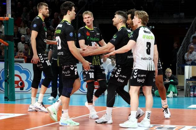 DEU, DVV, 1 VBL, BR Volleys vs Helios Grizzlys Giesen, 05 04 2025, Max Schmeling Halle, Berlin, DEU, DVV, 1 VBL, BR Volleys vs Helios Grizzlys Giesen, in the picture Gießen players circle Photo Juergen Engler nordphoto GmbH nordphotoxGmbHx xEngler nph00076