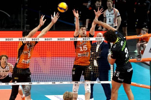 DEU, DVV, 1 VBL, BR Volleys vs Helios Grizzlys Giesen, 05 04 2025, Max Schmeling Halle, Berlin, DEU, DVV, 1 VBL, BR Volleys vs Helios Grizzlys Giesen, in the picture Nehemiah Mote BR Volleys 5 , Moritz Reichert BR Volleys 15 , Coach Joel Banks BR Volleys , MITCH AHYI Giesen 3 Photo Juergen Engler nordphoto GmbH nordphotoxGmbHx xEngler nph00076