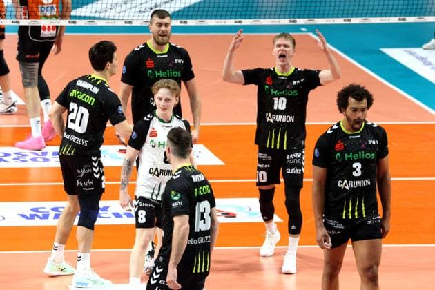 DEU, DVV, 1 VBL, BR Volleys vs Helios Grizzlys Giesen, 05 04 2025, Max Schmeling Halle, Berlin, DEU, DVV, 1 VBL, BR Volleys vs Helios Grizzlys Giesen, in the picture Gießen players circle Photo Juergen Engler nordphoto GmbH nordphotoxGmbHx xEngler nph00076