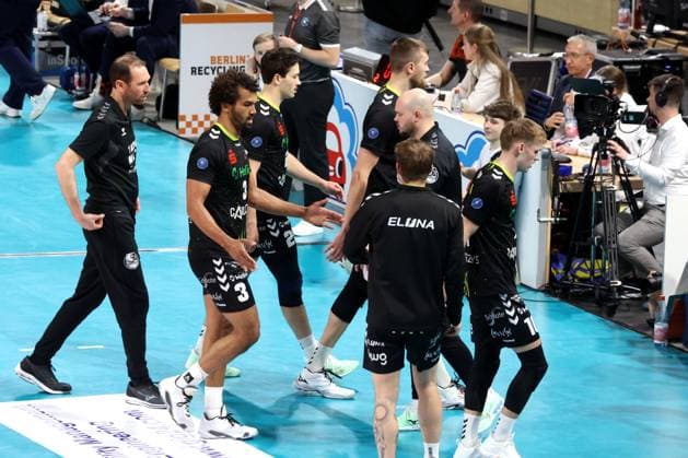 DEU, DVV, 1 VBL, BR Volleys vs Helios Grizzlys Giesen, 05 04 2025, Max Schmeling Halle, Berlin, DEU, DVV, 1 VBL, BR Volleys vs Helios Grizzlys Giesen, in the picture coach Itamar Stein Giesen , Gießen players photo Juergen Engler nordphoto GmbH nordphotoxGmbHx xEngler nph00076