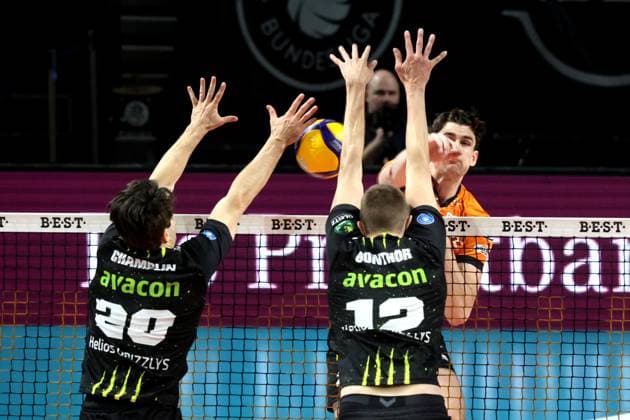 DEU, DVV, 1 VBL, BR Volleys vs Helios Grizzlys Giesen, 05 04 2025, Max Schmeling Halle, Berlin, DEU, DVV, 1 VBL, BR Volleys vs Helios Grizzlys Giesen, in the picture Jake Hanes BR Volleys 22 , Ethan Champlin Giesen 20 , Jakob Guenthoer Giesen 12 Photo Juergen Engler nordphoto GmbH nordphotoxGmbHx xEngler nph00076