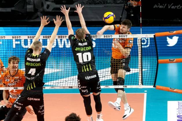 DEU, DVV, 1 VBL, BR Volleys vs Helios Grizzlys Giesen, 05 04 2025, Max Schmeling Halle, Berlin, DEU, DVV, 1 VBL, BR Volleys vs Helios Grizzlys Giesen, in the picture Ruben Schott BR Volleys 13 , Noah Baxpoehler Giesen 4 , Jan Roeling Giesen 10 Foto Juergen Engler nordphoto GmbH nordphotoxGmbHx xEngler nph00076