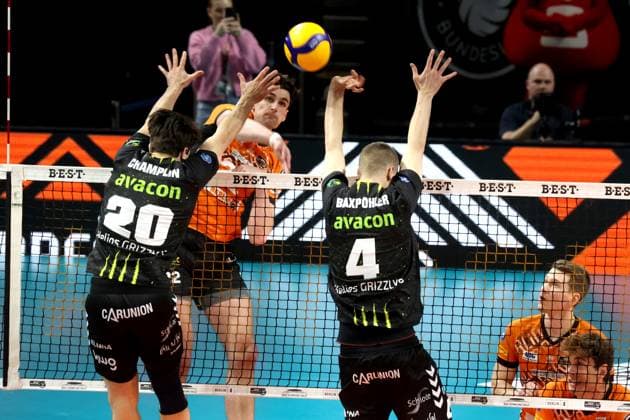 DEU, DVV, 1 VBL, BR Volleys vs Helios Grizzlys Giesen, 05 04 2025, Max Schmeling Halle, Berlin, DEU, DVV, 1 VBL, BR Volleys vs Helios Grizzlys Giesen, in the picture Jake Hanes BR Volleys 22 , Ethan Champlin Giesen 20 , Noah Baxpoehler Giesen 4 Foto Juergen Engler nordphoto GmbH nordphotoxGmbHx xEngler nph00076