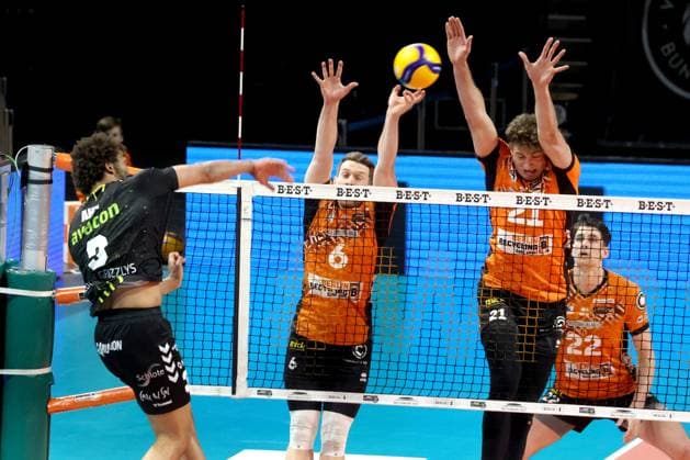 DEU, DVV, 1 VBL, BR Volleys vs Helios Grizzlys Giesen, 05 04 2025, Max Schmeling Halle, Berlin, DEU, DVV, 1 VBL, BR Volleys vs Helios Grizzlys Giesen, in the picture Johannes Tille BR Volleys 6 , Tobias Krick BR Volleys 21 , MITCH AHYI Giesen 3 Foto Juergen Engler nordphoto GmbH nordphotoxGmbHx xEngler nph00076