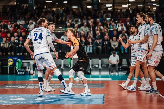 Volleyball Men Season 2024 2025 1 Volleyball Bundesliga Men Semi-Final SVG Lüneburg vs VfB Friedrichshafen 05 04 2025 Friedrichshafen celebrates after winning a point, in the middle from left Jackson George Young 15, VfB Friedrichshafen and Leonard Lenny Graven 17, VfB Friedrichshafen Lüneburg LKH Arena Niedersachsen Germany