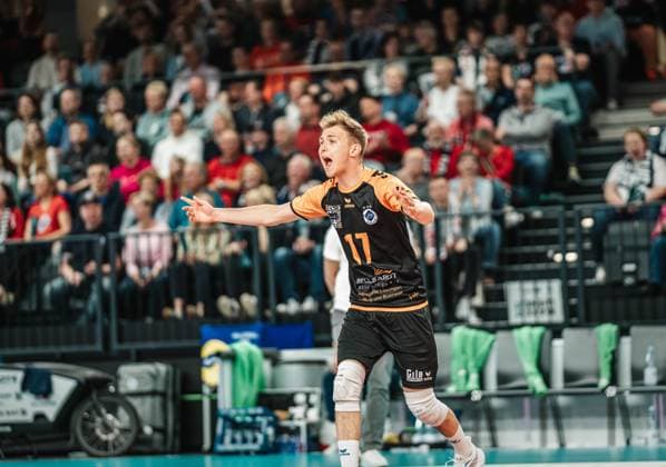 Volleyball Men Season 2024 2025 Volleyball Bundesliga Playoff Semifinal Game 1 SVG Lüneburg vs VfB Friedrichshafen 05 04 2025 Leonard Graven 17 VfB Friedrichshafen cheers Lüneburg LKH Arena Niedersachsen Germany