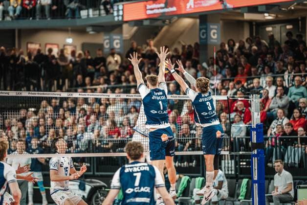 Volleyball mens season 2024 2025 Volleyball Bundesliga playoff semi-final match 1 SVG Lüneburg vs VfB Friedrichshafen 05 04 2025 Simon Torwie 1 SVG Lüneburg and Michael Patrick Wright 3 SVG Lüneburg in the block Lüneburg LKH Arena Niedersachsen Germany
