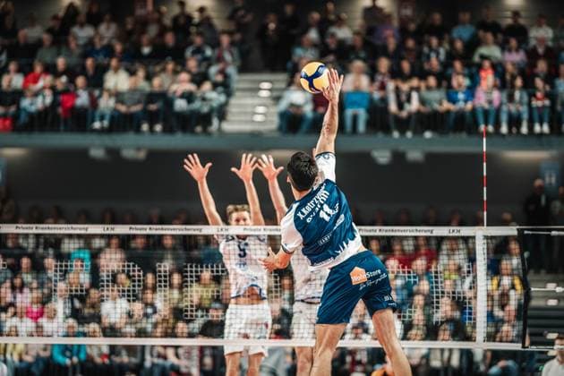 Volleyball Men Season 2024 2025 Volleyball Bundesliga Playoff Semifinal Match 1 SVG Lüneburg vs VfB Friedrichshafen 05 04 2025 Xander Wolf Wassenaar Ketrzynski 11 SVG Lüneburg vs Severi Seth Savonsalmi 9 VfB Friedrichshafen Lüneburg LKH Arena Niedersachsen Germany