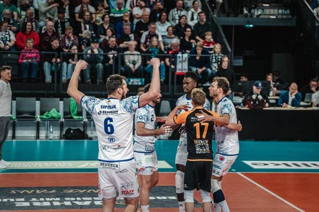 Volleyball mens season 2024 2025 Volleyball Bundesliga playoff semi-final match 1 SVG Lüneburg vs VfB Friedrichshafen 05 04 2025 The VfB Friedrichshafen team cheers Lüneburg LKH Arena Niedersachsen Germany