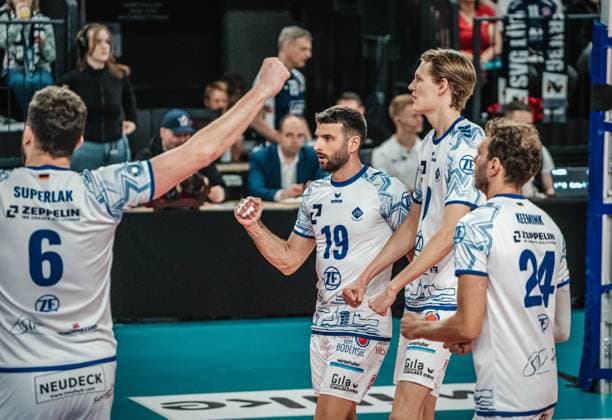 Volleyball Men Season 2024 2025 Volleyball Bundesliga Playoff Semifinal Game 1 SVG Lüneburg vs VfB Friedrichshafen 05 04 2025 Ivan Zeljkovic 19 VfB Friedrichshafen cheers with the team Lüneburg LKH Arena Niedersachsen Germany